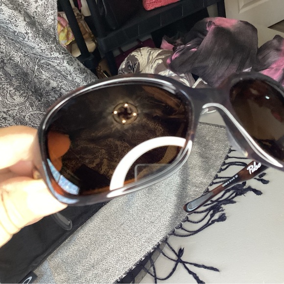 Oakley Sunglasses with tortoise shell frames and polarized lenses and soft case - Picture 5 of 11